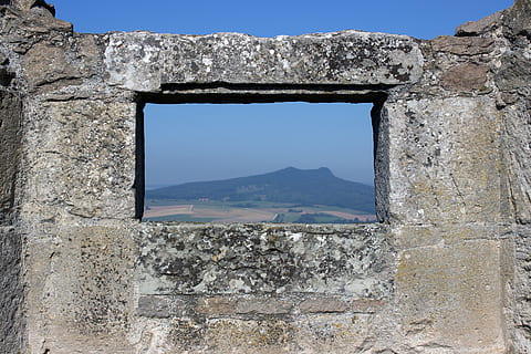 fotografia de paisatge, muntanya, finestra, vista llunyana, paret, vista, hohentwiel, castell, veure la televisió, televisió, dia, història, paisatge, cap gent, arquitectura, cel, naturalesa, el passat, antiga ruïna, sòlid, Serra, antic, vell, material de pedra, escenics - natura, estructura construïda, paret de pedra, rock, rock - object, civilització antiga, a l'aire lliure, arruïnat, deteriorament, 5K, CC0, domini públic, lliure de regalies