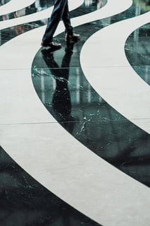 rodando, Preto, branco, padronizar, piso de marmore, pessoa, vestindo, calça, caminhando, cerâmica, pavimento, ondulado, caminho, reflexão, pés, passo largo, perna, o negócio, ao ar livre, Escadaria, pessoas, uma pessoa, pista de gelo, esporte de inverno, esporte, Patinagem no gelo, curva, seção baixa, pessoas reais, perna humana, estilos de vida, parte do corpo, atividade de lazer, dia, parte do corpo humano, visão de alto ângulo, agua, natureza, pessoa irreconhecível, molhado, chuva, piso frio, pé humano, piscina, 5K, CC0, domínio público, royalty free