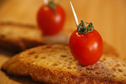 brød, tomat, matbit, frokost, rød, mat, makro, fotografering, mat foto, ernæring, Helse, sunn livsstil, vakker, sunn mat, fersk, produktbilde, spise sunt, restaurant, morgen, kafe, mat og Drikke, frukt, friskhet, grønnsak, velvære, nærbilde, innendørs, ingen folk, fokusere på forgrunnen, Cherry tomat, moden, måltid, eple - frukt, studio skudd, ingrediens, vegetarisk mat, slanking, 4K, CC0, offentlig domene, opphavsrett gratis