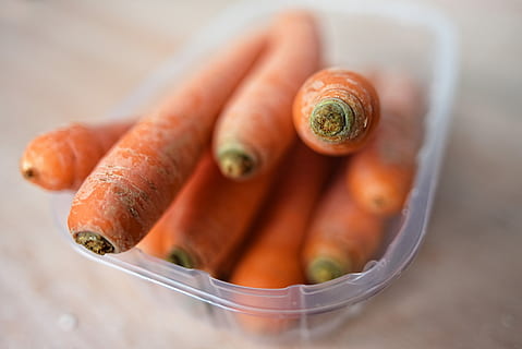 porkkana, vihannes, juurikasvit, Taproot, ruoka, ravitsemus, terve, karoteeni, vitamiini, syöminen, muovilaatikko, ruoka ja juoma, tuoreus, terveellinen ruokavalio, hyvinvointi, lähikuva, ryhmä kohteita, ei ihmisiä, orgaaninen, valikoiva tarkennus, ateria, keskittyä etualalle, terveiden elämäntapojen, päivä, sisällä, Kasvisruoka, ranskalainen ruoka, päivällinen, välipala, 5K, CC0, public domain, rojaltivapaa