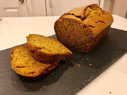 Pane di zucca, cottura al forno, pane, cibo, zucca, ringraziamento, pagnotta, dolce, vacanza, cucinando, delizioso, al forno, fatti in casa, cibo e bevande, in casa, freschezza, pronto a mangiare, piatto, natura morta, avvicinamento, indulgenza, nessuno, cibo dolce, tavolo, vista dall'alto, Marrone, mangiare malsano, porzioni, tentazione, spuntino, 1080P, CC0, dominio pubblico, privo di copyright