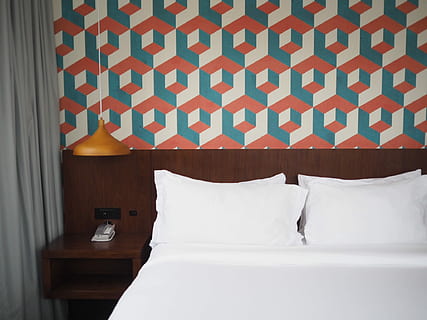 conjunto de colcha branca, branco, colcha, geométrico, pintura de parede padrão, cama, papel de parede, papel de parede estampado, padronizar, vermelho, mobília, dentro de casa, equipamento de iluminação, sala doméstica, quarto, interior de casa, ninguém, lâmpada elétrica, têxtil, travesseiro, ausência, Folha, recurso de construção de parede, cor branca, moderno, mesa de cabeceira, recheado, linho, luxo, mesa de apoio, suavidade, edredon, 1080P, CC0, domínio público, royalty free