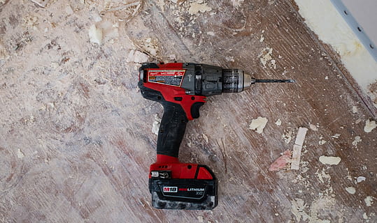 rød trådløs powerdrill, rød, sort, ledningsfri, power drill, Brun, træoverflade, skruetrækker, værktøj, elværktøj, bore, elektrisk bor, konstruktion, remodellering, rette op, lave, bygge, træ, boring, træværk, bygning, ingen mennesker, stilleben, maskineri, høj vinkel visning, dag, direkte over, teknologi, indendørs, tæt på, legetøj, udstyr, kanon, bord, træ - materiale, arbejdsværktøj, enkelt objekt, våben, byggebranchen, 4K, CC0, offentligt domæne, royaltyfrie