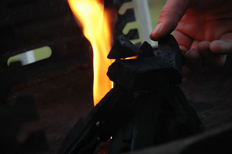barbacoa, foc, flama, mà, cuinar, graella, a la graella, carbó vegetal, torrat, rostit, flames, barbequing, calenta, calor, calor - temperatura, cremant, foc - fenomen natural, mà humana, naturalesa, part del cos humà, gent, color negre, carbó, primer pla, preparació, celebració, brillant, foguera, persona irreconeixible, moviment, dit, 2K