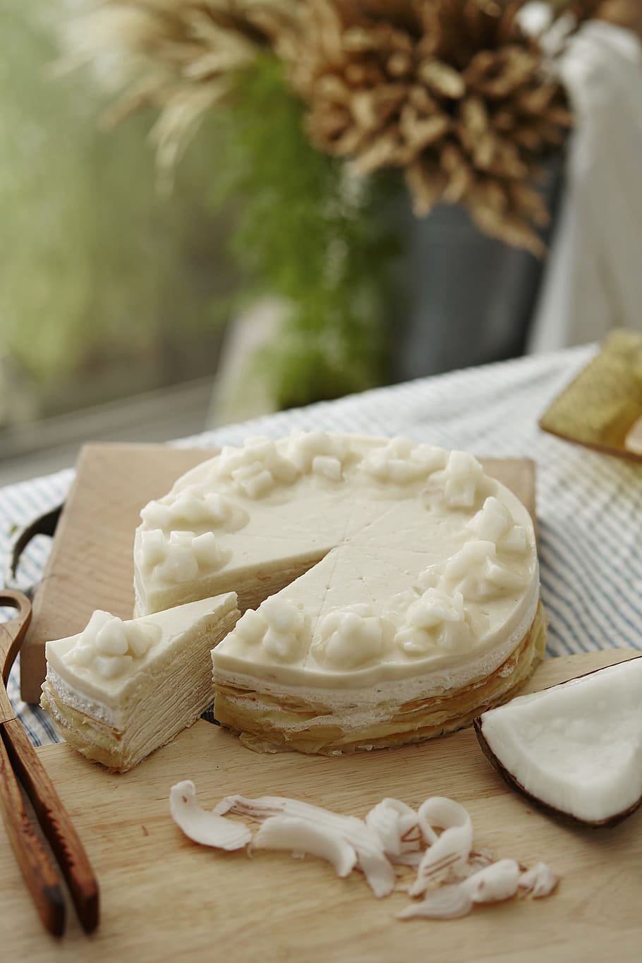 pastís, fusta, safata, dolços, regal, postres, coco, ghostsweets, menjar, menjar i beguda, frescor, taula, cap gent, benestar, centrar-se en primer pla, natura morta, a l'interior, preparació, espècia, ingredient, primer pla, producte diari, alimentació saludable, taula de tallar, indulgència, All, material de fusta, Color blanc, temptació, picat, 1080P