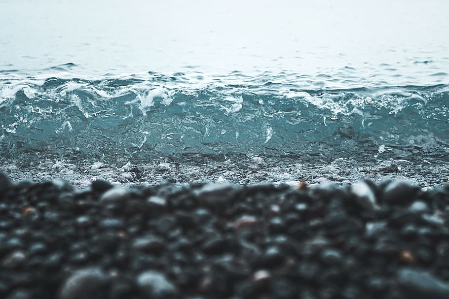 riva del mare, corpo, acqua, giorno, onda, sabbie, natura, mare, nessuno, freddo - temperatura, spiaggia, blu, sfondi, all'aperto, far cadere, avvicinamento, fotogramma intero, freschezza, movimento, bagnato, spruzzi, vetro - materiale, bellezza nella natura, messa a fuoco selettiva, terra, temperatura fredda, bicchiere, ciottolo, livello di superficie, 5K