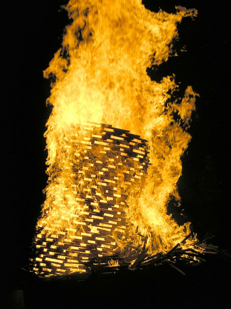Feuer, Flammen, heiß, Orange, brennen, Achtung, Energie, lodernd, Inferno, Flamme, Verbrennung, Hitze - Temperatur, explodiert, Feuer - natürliches Phänomen, Bewegung, Natur, Nacht-, glühend, orange Farbe, keine Leute, Warnschild, Zeichen, Gelb, Bewegungsunschärfe, Kommunikation, draußen, Langzeitbelichtung, Risiko, schwarzer Hintergrund, 2K