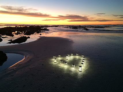 forma del cor, led, llums, nit, posta de sol, llanternes, platja, amor, cap gent, reflexió, a l'aire lliure, núvol - cel, cel, aigua, bellesa a la natura, mar, escenics - natura, tranquil·litat, escena tranquil·la, terra, naturalesa, idíl·lic, horitzó sobre l’aigua, horitzó, color taronja, escena no urbana, 2K, CC0, domini públic, lliure de regalies
