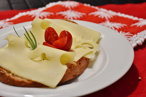 selektiv, fokus bilde, ost, brød, tallerken, ostebrød, brød dekker, halvhård ost, Emmental, smør, vrak, Nyt, spise, måltid, matbit, mat, mat og Drikke, klar til å spise, frukt, friskhet, spise sunt, nærbilde, melkeprodukt, overbærenhet, ingen folk, bakt, innendørs, feiring, rød, søt mat, krem, dessert, kake, garnityr, fristelse, 4K, CC0, offentlig domene, opphavsrett gratis