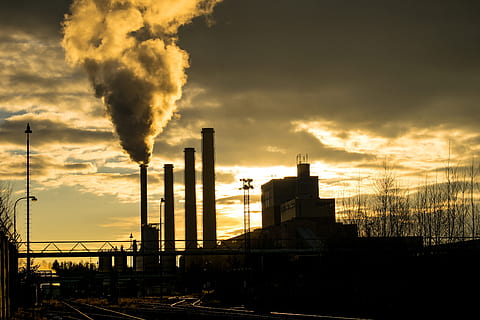 fabrik, kraftværk, gård, skyer, skorstene, energi, varmeproduktion, røg, industri, bygning udvendig, himmel, røgstabel, forurening, arkitektur, bygget struktur, miljøspørgsmål, røg - fysisk struktur, miljø, brændstof og elproduktion, udsender, sky - himmel, solnedgang, ingen mennesker, natur, luftforurening, miljøskader, industribygning, udendørs, dampe, atmosfærisk, økosystem, 5K, CC0, offentligt domæne, royaltyfrie