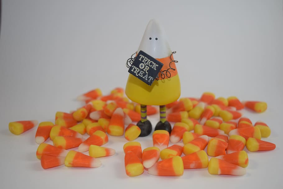 trik, zacházet, výzdoba, sladká kukuřice, předvečer Všech svatých, cukroví, cukroví kukuřice socha, socha, halloween dekorace, Koleda, dekorace, hromadu cukroví, halloween cukroví, studio shot, bílé pozadí, pilulka, velká skupina objektů, nikdo, jídlo a pití, uvnitř, stálý život, text, jídlo, západní skript, detail, sladké jídlo, zdravotnictví a lékařství, dávka, sladký, medicína, oranžová barva, sdělení, pokušení, 5K
