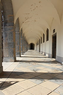 couloir, poster, construction, ensoleillement, de plein air, paysage, cambre, architecture, arcade, colonne architecturale, structure construite, la voie à suivre, bâtiment, dans une rangée, direction, personne, à l'intérieur, journée, l'histoire, le passé, perspective décroissante, sol, colonnade, répétition, plafond, carrelage, arqué, 5K, CC0, domaine public, libre de droits