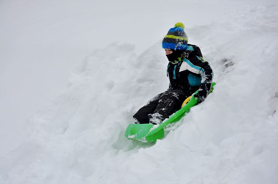 Vosges, vinter, slæde, glider, sne, sjovt, sport, udendørs, barn, handling, ekstrem sport, fritidsaktiviteter, mennesker, aktivitet, fritidsaktivitet, spille, drenge, kaukasisk etnicitet, barndom, hastighed, sport og fitness, koldtemperatur, glidende, kold temperatur, vintersport, en person, snowboarding, varme tøj, rigtige mennesker, dag, livsstil, fuld længde, tøj, bjerg, hvid farve, natur, jord, 2K