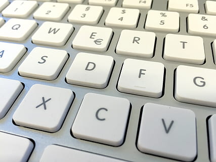 klawiatura, komputer, dyski, kran, biały, laptop, listy, porozumiewanie się, tekst, list, wyposażenie komputera, klawiatura komputerowa, pełna ramka, technologia, żadnych ludzi, klucz komputera, połączenie, część komputerowa, tła, zbliżenie, pismo zachodnie, biały kolor, wewnątrz, alfabet, technologia bezprzewodowa, 2K, CC0, domena publiczna, darmowe zdjęcia