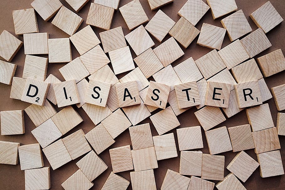 braun, hölzern, Scrabble-Fliesen, Bildung, Katastrophenwort, oben, Katastrophe, Krise, Problem, Briefe, scrabble, Holz - Material, große gruppe von gegenständen, Stillleben, keine Leute, Fülle, Block, Vollbild, Nahansicht, Brief, drinnen, Bauklotz, Muster, Text, Hintergründe, Design, High Angle View, Anordnung, Holz, Spielzeug, 2K