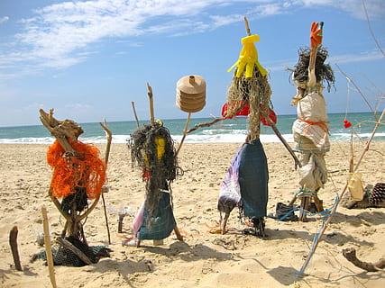 pantai, angka, orang-orangan sawah, voodoo, pasir pantai, laut, langit, tanah, alam, pasir, sinar matahari, hari, air, awan - langit, tidak ada orang, bayangan, hewan, pakaian, tema binatang, di luar rumah, bertulang belakang, cakrawala di atas air, gantung, 2K, CC0, domain publik, bebas royalti