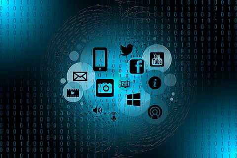 assorted-typen, social, medier ansøgning logoer, ting, sammen, meddelelse, internet, internet af ting, forbindelse, hånd, træ, netværk, udveksle, internettet, computer, intelligens, elementer, sensorer, budget, kontor, auto, handle ind, indkøbskurv, ikon, teknologi, tæt på, indendørs, nummer, ingen mennesker, belyst, mønster, kontrollere, baggrunde, data, tekst, sikkerhed, udstyr, cirkel, geometrisk form, enkelt objekt, binær kode, kodning, 5K, CC0, offentligt domæne, royaltyfrie