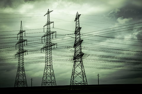 drei, schwarz, Metallstromtürme, aktuell, Netzwerk, Vernetzung, Energie, System, liefern, Mast, verlängerbar, Grundversorgung, Jahrgang, Kabel, Technologie, Elektrizität, Himmel, Netzteil, Strommast, Stromleitung, Verbindung, wolke - himmel, Kraftstoff- und Stromerzeugung, Flachwinkelansicht, Silhouette, gebaute Struktur, keine Leute, die Architektur, Natur, große Höhe, draußen, Komplexität, Metall, Eisen - Metall, elektrische Ausrüstung, elektrische Komponente, 2K, CC0, gemeinfrei, lizenzfrei