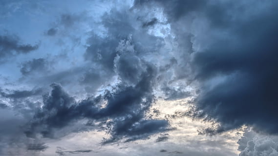 lav, vinkel billede, grå, skyer, tordenvejr, tordensky, storm, himmel, frem, natur, vejr, mørke skyer, truende, humør, cloudformation, vejrstemning, sky - himmel, dramatisk himmel, skønhed i naturen, cloudscape, humørlig himmel, overskyet, scenics - natur, vind, storm sky, baggrunde, ingen mennesker, miljø, atmosfære, mørk, meteorologi, udendørs, regn, ildevarslende, klima, abstrakt, skybrud, 8K, CC0, offentligt domæne, royaltyfrie