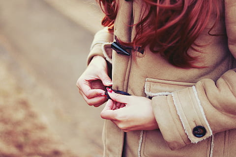 Frau, braun, Mantel wechseln, halten, Umschalten, Mantel, draußen, eine Person, Frauen, Menschen, junger Erwachsener, Lebensstile, kaukasischer Abstammung, Erwachsene, Herbst, Schönheit, Mode, junge Frau, nur eine frau, Legere Kleidung, Natur, wunderschönen, menschliches Körperteil, nur für Erwachsene, echte Menschen, Fokus auf den Vordergrund, Tag, Haar, Freizeitbeschäftigung, Stehen, Kleidung, Wandbau - Funktion, Frisur, Nahansicht, Betrachtung, 1080P, CC0, gemeinfrei, lizenzfrei
