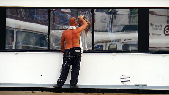 Schiff, Fenster putzen, Seemann, Nur ein Mann, Transport, nur für Erwachsene, Erwachsene, Transportart, öffentliche Verkehrsmittel, eine Person, Männer, Legere Kleidung, Transportmittel, Stehen, Rückansicht, Glas - Material, Fenster, Hand, menschliches Körperteil, die Architektur, Reflexion, Reise, Stadt, Tag, draußen, junger Erwachsener, Arme erhoben, menschliches Glied, 4K, CC0, gemeinfrei, lizenzfrei