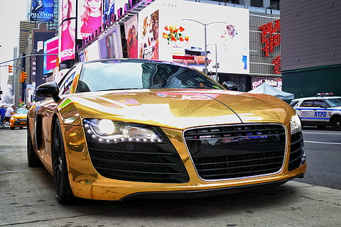 audi, r8, coupe, aparcat, edifici, automàtic, audi, r8, or, imperi, audir8, cotxe esportiu, cotxe de carreres, raper, milionari, carrera, cursa de cotxes, car, valuós, newyork, cotxe, taxi, transport, ciutat, carrer, groc, manera de transport, automòbil, vehicle terrestre, arquitectura, estructura construïda, exterior de l'edifici, dia, persones incidentals, carretera, a l'aire lliure, carrer de la ciutat, estacionari, 4K, CC0, domini públic, lliure de regalies
