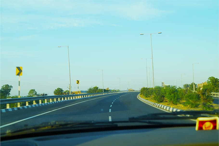 strada, guida, trattino, parabrezza, segni, mezzi di trasporto, auto, veicolo a motore, modo di trasporto, veicolo terrestre, interno del veicolo, trasparente, vetro - materiale, cielo, interno auto, cartello, lampione, natura, nessuno, autostrada, viaggio, in movimento, punto di vista dell'auto, ponte - struttura fatta dall'uomo, all'aperto, prospettiva decrescente, viaggio su strada, 1080P