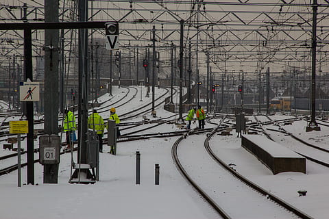 pista, intercanvi, fracàs, neu, molest, espera, retard, Països Baixos, baranes, equips de línia aèria, problemes, hivern, temperatura de fred, dia, ciutat, transport, electricitat, línia elèctrica, cable, vies del ferrocarril, manera de transport, transport per ferrocarril, Font d'alimentació, complexitat, piló d’electricitat, arquitectura, naturalesa, estructura construïda, connexió, a l'aire lliure, nevar, 5K, CC0, domini públic, lliure de regalies