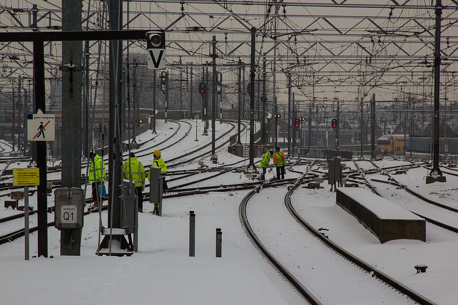 pista, intercanvi, fracàs, neu, molest, espera, retard, Països Baixos, baranes, equips de línia aèria, problemes, hivern, temperatura de fred, dia, ciutat, transport, electricitat, línia elèctrica, cable, vies del ferrocarril, manera de transport, transport per ferrocarril, Font d'alimentació, complexitat, piló d’electricitat, arquitectura, naturalesa, estructura construïda, connexió, a l'aire lliure, nevar, 5K