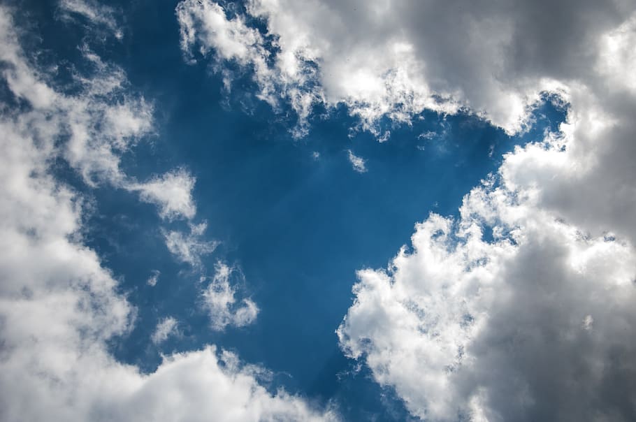 cielo, nube, azul, blanco, solar, verano, nubes, puesta de sol, nubes blancas, paisaje, ambiental, naturaleza, fondo, espacio, textura, aire, composición, increíble, aire libre, ligero, paz, día, hermoso, modelo, atmósfera, Mañana, genial, temporada, resumen, imagen en color, antecedentes, nadie, detalle, fotografía, patrón abstracto, copia espacio, color vívido, horizontal, nube - cielo, belleza en la naturaleza, ambiente, paisajes - naturaleza, paisaje de nubes, viento, el color blanco, nublado, cielo caprichoso, cielo dramático, luz del sol, tranquilidad, al aire libre, limpiar, meteorología, clima, brillante, 4K