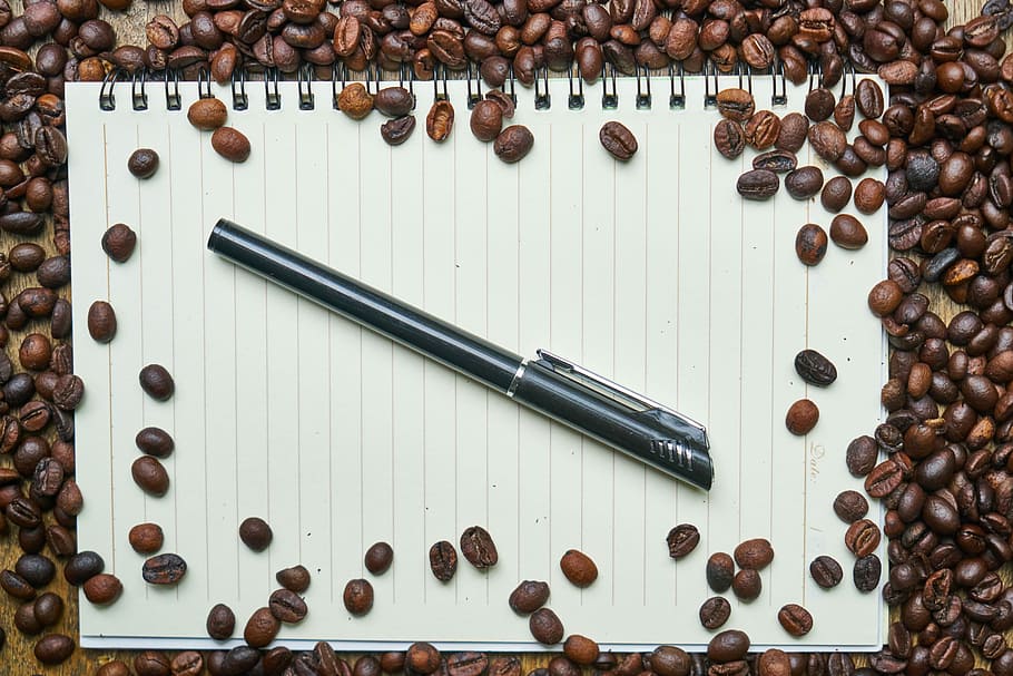 negre, superior, al costat, grans de cafè, cafè, quadern, bolígraf, llibre, tassa, tassa de cafè, foto de menjar, cappuccino, bon dia, cafeïna, al matí, treballar, despertar, begudes, foto, curs, marró, menjar, fons, fusta, taula, el treball, espresso, fotografia, macro, cafeteria, llegir, nutrició, escriure, nucli, estil de vida saludable, directament a sobre, cap gent, primer pla, dia, natura morta, gra de cafè torrat, menjar i beguda, gran grup d'objectes, cafè - beguda, a l'interior, vista d’angle alt, frescor, beure, refresc, torrat, material de fusta, en blanc, 5K