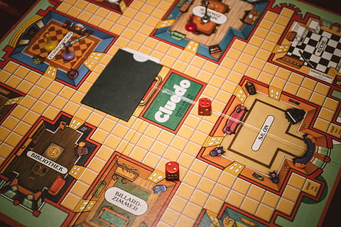 vecchio gioco da tavolo, vecchio, gioco da tavolo, arte e intrattenimento, oggetti, modello, giochi di svago, sfondi, vista dall'alto, piastrella, in casa, multicolore, nessuno, architettura, pavimentazione, rilassamento, grande gruppo di oggetti, pavimento piastrellato, attività di svago, natura morta, cultura artistica e intrattenimento, rappresentazione umana, vacanza, gioco, rappresentazione, tavolo, legno - materiale, 4K, CC0, dominio pubblico, privo di copyright