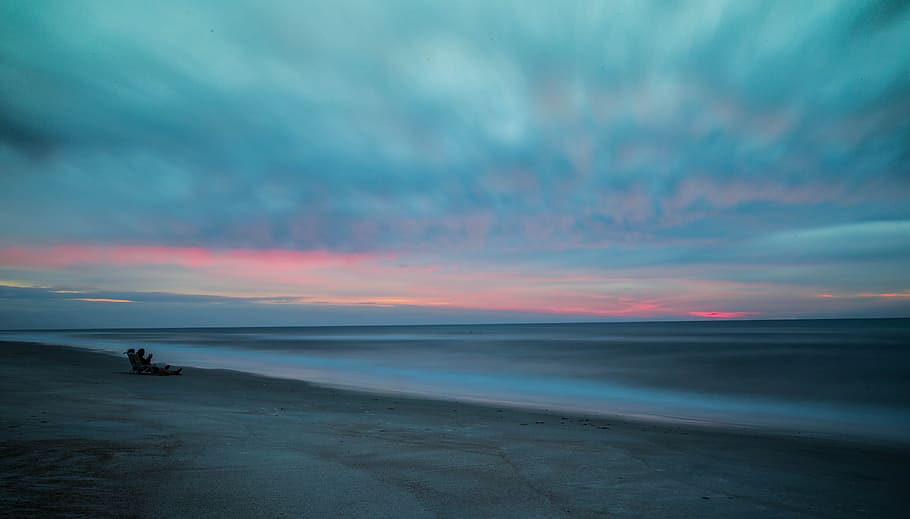Strand, Treibholz, Person, Sitzung, grau, Sand, Meer, Dämmerung, Aquarell, Sommer-, Sonnenaufgang, Natur, Sonnenuntergang, wolke - himmel, Himmel, Landschaft, szenen, Küste, Wolkengebilde, Wasser, seelandschaft, Schönheit in der Natur, draußen, Blau, Horizont über Wasser, Szenen - Natur, Land, ruhige Szene, Ruhe, Horizont, idyllisch, keine Leute, Dramatischer Himmel, 5K