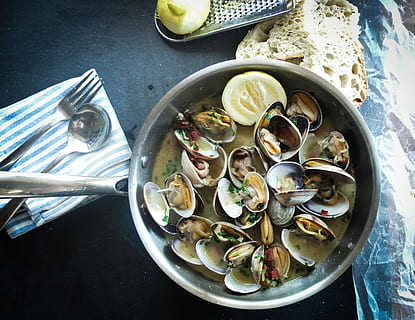gătit, scoici, gatiti oala, bucătar, oală, alimente, fructe de mare, gurmand, masă, masa de seara, prospeţime, faianță, scoică, midie, mancare si bautura, farfurie, restaurant, gătire, mâncat sănătos, a închide, Masa de pranz, vedere în unghi mare, bunăstare, ustensile de bucatarie, masa, natură moartă, coajă, gata să mănânce, mănâncă ustensile, castron, nici o persoana, direct deasupra, în interior, stridie, coajă de animale, tavă, servirea vasului, ispită, 2K, CC0, domeniu public, fără drepturi de autor