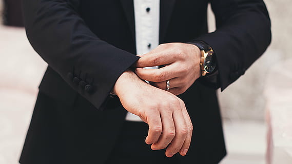 selektīvs, fokusa fotografēšana, persona, melns, krekls, locīšana, piedurkne, cilvēks, puisis, gredzens, skatīties, līgavainis, Bizness, piedurknēm, uzvalks, rokas, bokeh, pogas, cilvēka roku, cilvēka ķermeņa daļa, midsection, vīriešiem, stāv, tikai viens cilvēks, rokas pulkstenis, pieaugušais, cilvēkiem, roka, tuvplāns, rotaslietas, ķermeņa daļa, sievietēm, biznesa persona, biznesmenis, korporatīvā uzņēmējdarbība, cilvēka pirkstu, pirkstu, plaukstas locītava, cilvēka ekstremitātē, cilvēka rokas, 2K