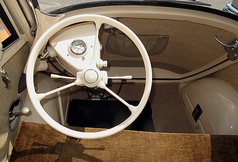 oldtimer, bmw isetta, isetta, bmw, article de col·leccionista, clàssic, nostàlgia, automoció, cotxe, oldi, vehicle, cotxe antic, passat, automàtic, pkw, vell, culte, cotxe petit, dos places, veterà, volant, manera de transport, transport, cercle, vehicle terrestre, forma geomètrica, interior del vehicle, cap gent, control, panell de control, forma, vaixell nàutic, automòbil, dia, velocímetre, vidre - material, metall, panell, luxe, roda, 2K, CC0, domini públic, lliure de regalies