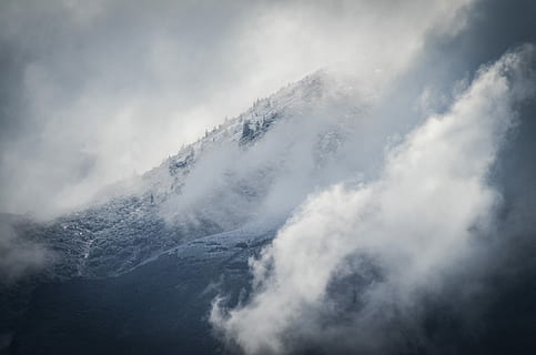 fjellene, omgitt, tåke, dagtid, antenne, fotografi, øy, fjell, Sky, skyet, grå, snø, bakgrunn, steinete, furu, skråningen, diagonal, gå, tre, sky - himmel, naturskjønnhet - natur, skjønnhet i naturen, himmel, ingen folk, miljø, fjellkjede, natur, vinter, dag, ikke-urbane scene, kaldtemperatur, ro, rolig scene, majestetiske, hvit farge, fjelltopp, snødekte fjell, 2K, CC0, offentlig domene, opphavsrett gratis