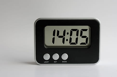 rektangulære, sort, hvid, digital, ur, visning, 14:05, vækkeur, mursten, uret ansigt, design, moderne, tid, digitalt ur, nummer, studio skud, hvid baggrund, indendørs, digital display, teknologi, tæt på, skåret ud, morgen, enkelt objekt, ingen mennesker, nat, midnat, retro stylet, sort farve, minut hånd, nedtælling, 1080P, CC0, offentligt domæne, royaltyfrie
