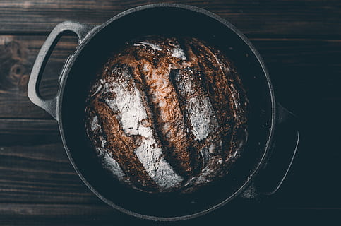 pentola, polvere, nero, pentola in ghisa, Marrone, legna, Impasto, pane, pagnotta, infornare, cibo, ferro, tavolo, cucina, cucinare, aereo, sopra, forno, mordere, Farina, acqua, sale, Grano, fatti in casa, cibo e bevande, direttamente sopra, in casa, nessuno, utensile da cucina, freschezza, vista dall'alto, natura morta, attrezzature domestiche, legno - materiale, avvicinamento, benessere, girato in studio, mangiare sano, preparazione, recipiente di cottura, carne, forma, 4K, CC0, dominio pubblico, privo di copyright