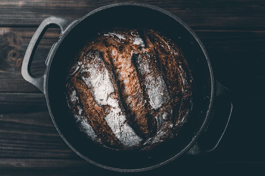 pentola, polvere, nero, pentola in ghisa, Marrone, legna, Impasto, pane, pagnotta, infornare, cibo, ferro, tavolo, cucina, cucinare, aereo, sopra, forno, mordere, Farina, acqua, sale, Grano, fatti in casa, cibo e bevande, direttamente sopra, in casa, nessuno, utensile da cucina, freschezza, vista dall'alto, natura morta, attrezzature domestiche, legno - materiale, avvicinamento, benessere, girato in studio, mangiare sano, preparazione, recipiente di cottura, carne, forma, 4K