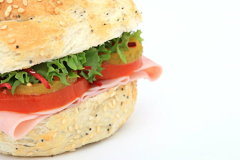 hamburguesa, tires de cansalada, tomàquet, enciam, pa, marró, bun, calories, primer pla, color, deliciós, dieta, menjar, ràpid, fresc, cogombre, daurat, pernil, salut, saludable, aïllat, sucós, carregat, dinar, macro, carn, nutrició, nutritiu, farina de civada, civada, obesitat, pickle, rodar, amanida, salami, entrepà, prim, aprimament, berenar, saborós, tomàquets, poc sa, blanc, integral, formatge, frescor, gourmet, vegetals, menjar i beguda, alimentació saludable, fruita, menjar ràpid, llest per menjar, fons blanc, tir de l'estudi, carn processada, cap gent, restaurant de menjar ràpid, treureu menjar, esmorzar, 2K, CC0, domini públic, lliure de regalies