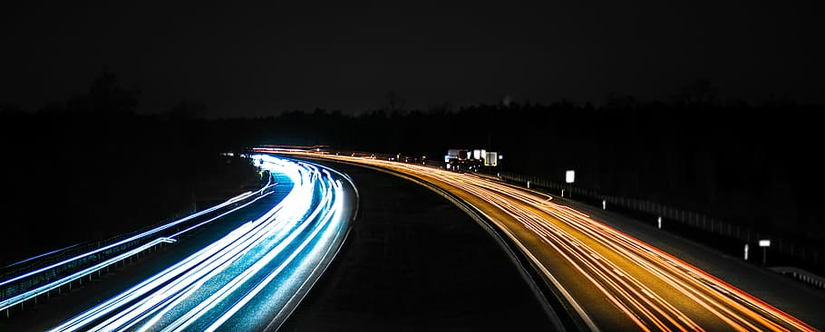 llum, cotxes, carretera, trànsit, acció, asfalt, llum de fons, borrós, corba, fosc, conduir, vespre, tarda, autopista, ràpid, pressa, il·luminat, carril, ratlles lleugeres, sender lleuger, llums, exposició llarga, moviment, nit, velocitat, carrer, lapse de temps, sistema de transport, viatjar, vehicles, transport, ciutat, llum de la cua, moviment borrós, faro, manera de transport, direcció, el camí a seguir, vida de ciutat, cap gent, autopista de carrils múltiples, llum del vehicle, 5K