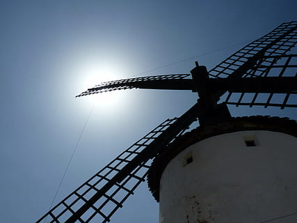 vindmølle, sol, himmel, gammel, økologi, lav vinkel visning, bygget struktur, arkitektur, ingen mennesker, natur, skyfri himmel, brændstof og elproduktion, miljøbeskyttelse, traditionel vindmølle, udendørs, vedvarende energi, miljø, dag, silhuet, alternativ energi, maskineri, turbine, vindkraft, 4K, CC0, offentligt domæne, royaltyfrie