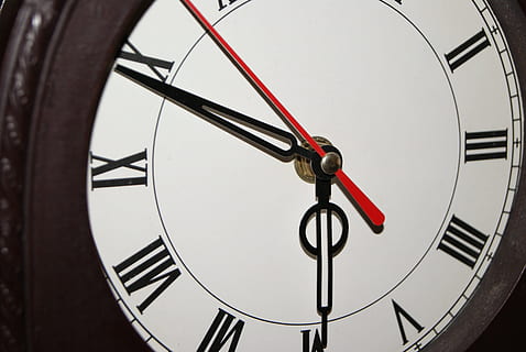 reloj, hora, marcar, minuto, segundo, negocio, fecha tope, minutero, programar, la cara del reloj, reloj de mano, de cerca, nadie, manecilla de la hora, exactitud, número, Números romanos, instrumento de tiempo, romano, adentro, arquitectura, fotograma completo, circulo, colgando, rojo, reloj de pared, 4K, CC0, dominio público, libre de derechos