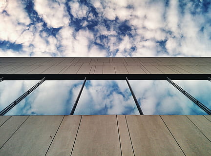 lavvinkelfotografering, højhus, bygning, Brun, blå, overskyet, himmel, vindue, skyer, afspejling, arkitektur, sky - himmel, ingen mennesker, dag, indendørs, natur, tæt på, lav vinkel visning, bygget struktur, udendørs, bygning udvendig, glas - materiale, mønster, murbygningsfunktion, metal, rækværk, sollys, gulve, 2K, CC0, offentligt domæne, royaltyfrie