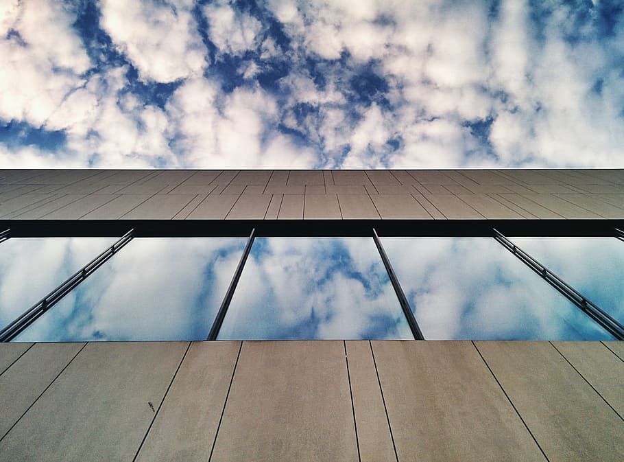 fotografia d'angle baix, de gran alçada, edifici, marró, blau, ennuvolat, cel, finestra, núvols, reflexió, arquitectura, núvol - cel, cap gent, dia, a l'interior, naturalesa, primer pla, vista d’angle baix, estructura construïda, a l'aire lliure, exterior de l'edifici, vidre - material, patró, funció de construcció de parets, metall, barana, llum solar, sòls, 2K