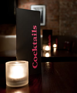 cocktail, menu, tafel, bar, drankjes, kaars, alcohol, binnenshuis, verlicht, geen mensen, detailopname, dag, verlichtingsapparatuur, communicatie, focus op de voorgrond, hout - materiaal, tekst, rood, westers schrift, eten en drinken, stilleven, bedrijf, selectieve aandacht, restaurant, gloeiend, roze kleur, 4K, CC0, publiek domein, royaltyvrij