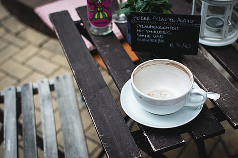 tasse vide, vide, tasse, boisson, à l'extérieur, café, café - boisson, table, chaleur - température, petit déjeuner, cappuccino, Nourriture et boisson, vue grand angle, personne, rafraîchissement, agresser, tasse à café, nature morte, fraîcheur, vaisselle, soucoupe, boisson chaude, bois - matériau, la communication, texte, à l'intérieur, boisson mousseuse, plateau, 5K, CC0, domaine public, libre de droits