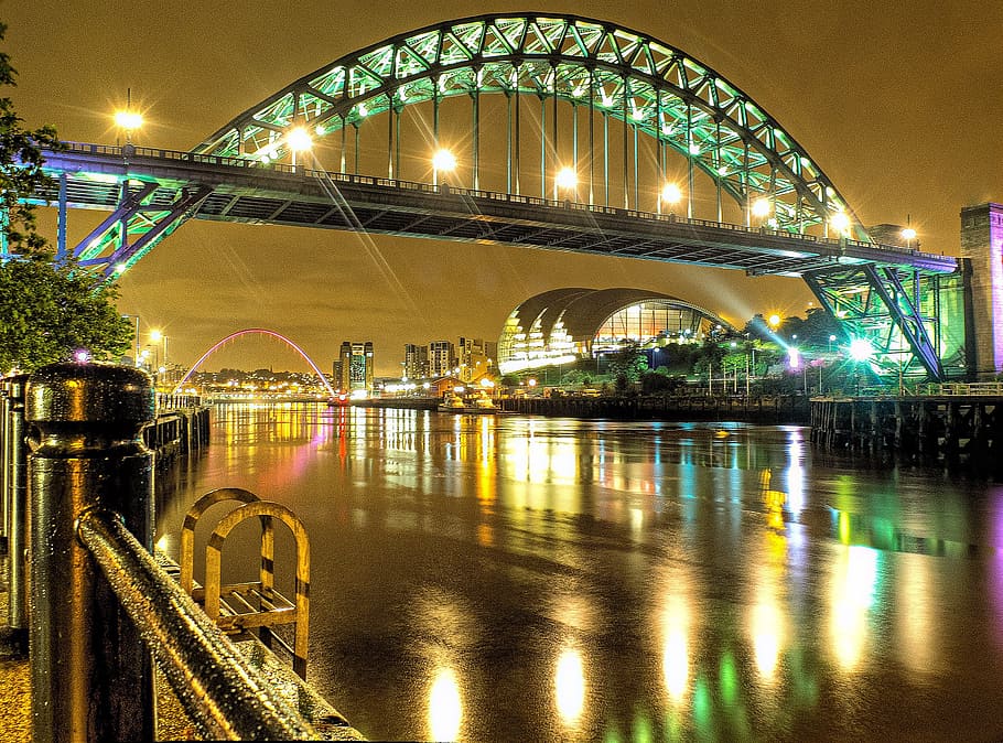 encès, verd, pont, nit, Newcastle, nit, llums, reflexió, llums, Gatehead, tyne, riu, moll, UK, tyneside, referència, paisatge urbà, viatjar, europa, davant del mar, il·luminació, atracció, icònica, vora del riu, nord, aigua, pont - estructura feta per l'home, il·luminat, arquitectura, estructura construïda, connexió, arc, transport, ciutat, exterior de l'edifici, pont d’arc, naturalesa, equips d’il·luminació, cap gent, a l'aire lliure, llum, arquejat, 2K