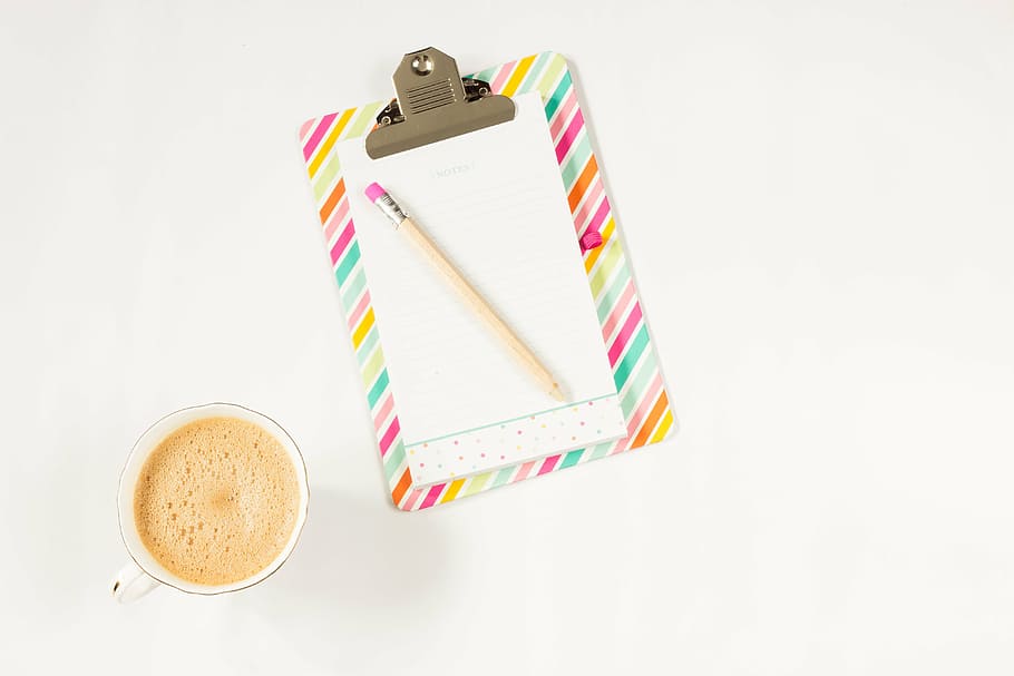 top-view-billede, clipboard, blyant, kop, fyldt op, væske, kaffe, notesbog, skrivebord, arbejde, at skrive, kort, noter, kontor, hvid, drikke, mad og drikke, hvid baggrund, forfriskning, studio skud, kaffe - drikke, indendørs, kaffekop, ingen mennesker, skåret ud, kopiere plads, krus, stilleben, multi farvet, mad, meddelelse, direkte over, note pad, porcelæn, alkoholfri drikkevare, blank, snack, 5K